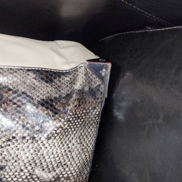 ❤Simply Vera Wang Large Faux Snakeskin Tote Purse❤ - Picture 3 of 16